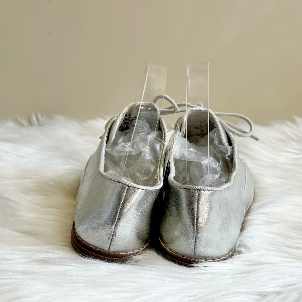 NWT Gap Silver Shoes - Picture 5 of 7